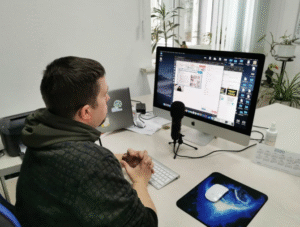 Человек проводит онлайн-урок или вебинар